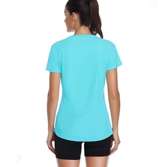 UPF 50+ sun protective workout top. - Picture 2 of 6